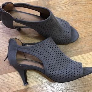 Style & Co, small heel sandal , grey